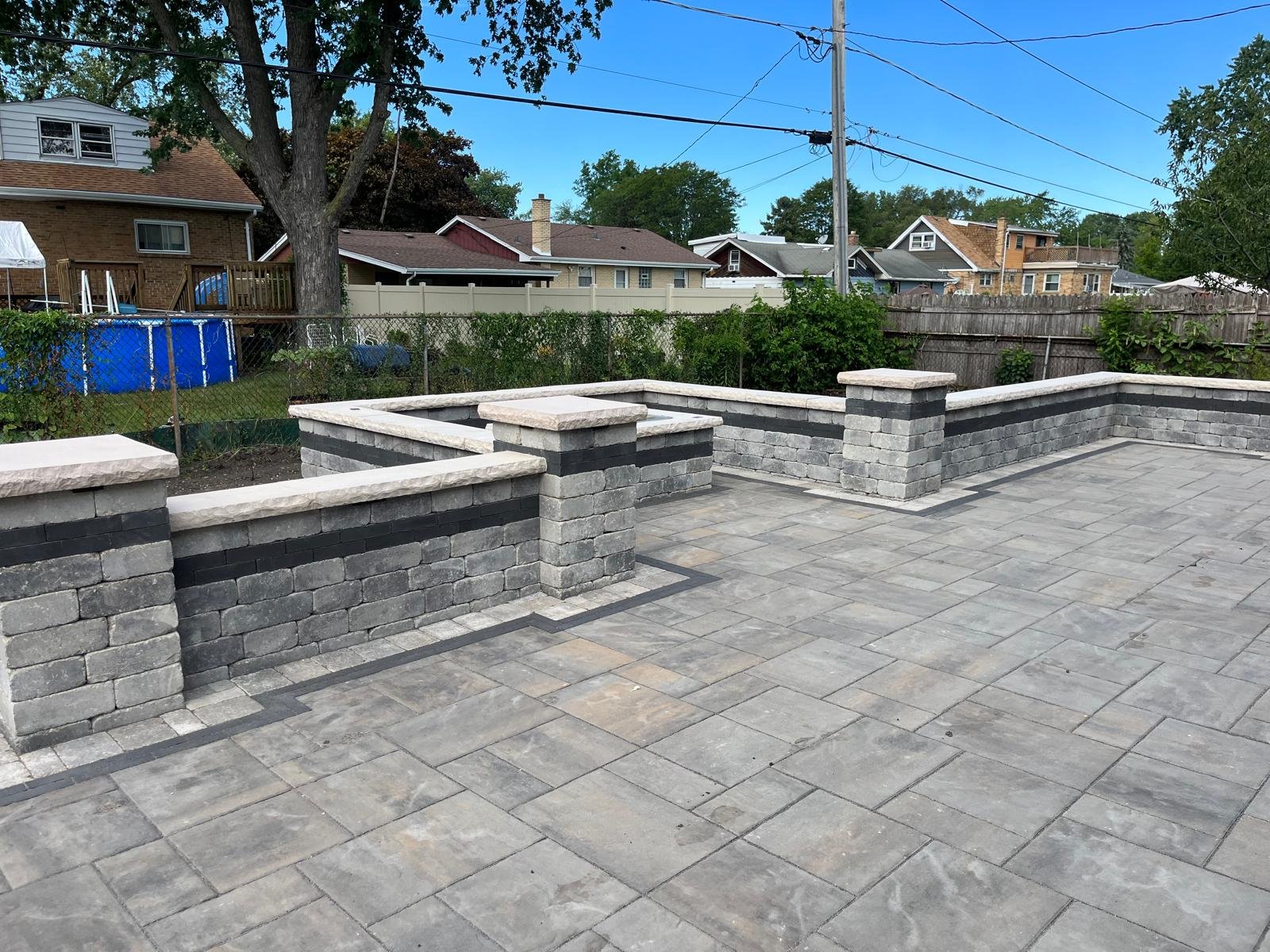 fire-feature-u-shaped-block-seat-wall-pillar-caps-large-format-paver-patio-2
