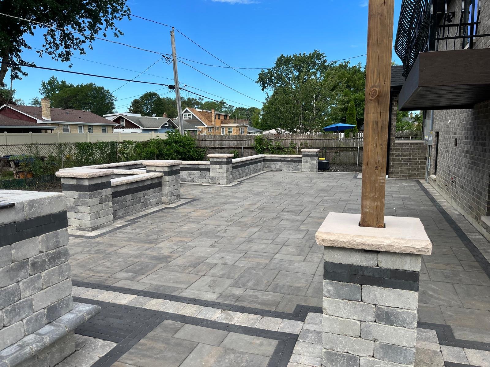 patio-large-format-paver-block-seat-walls-pillar-caps-pergola-post-blue-sky-1